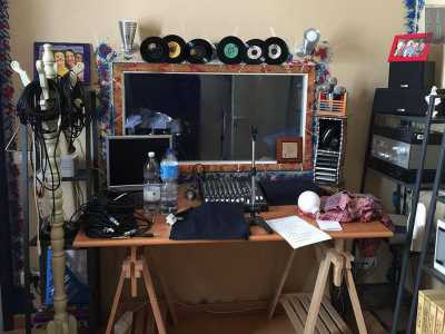 Al suo interno infatti non ci sono icone di santi o altri oggetti religiosi, ma solo cuffie, microfoni, mixer e dischi in vinile